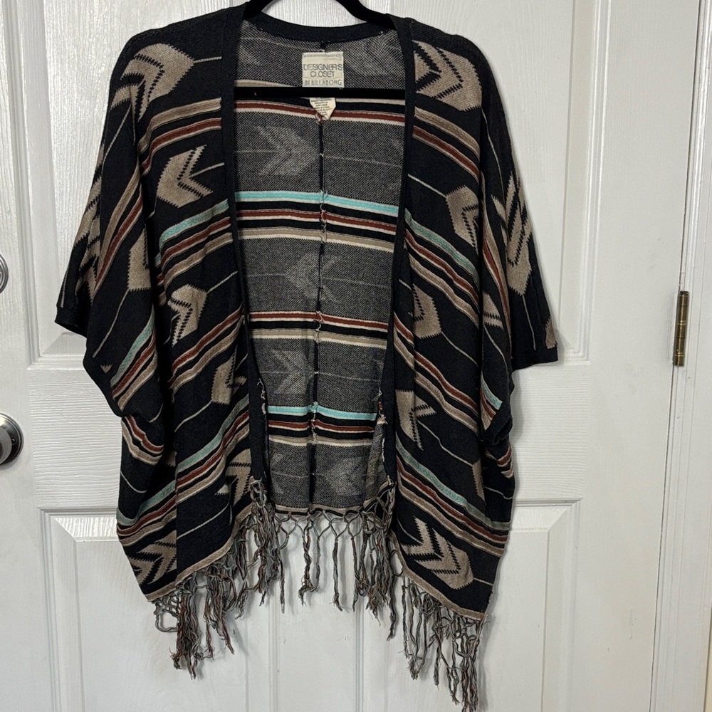 Aztec western poncho w/ fringe bottom size Medium Designers Closet by Billabong